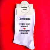 Liefste Oma - Oma - Hou van je - Verjaardag - Gift - Oma cadeau - Grootmoeder Sokken met tekst - Witte sokken - Cadeau voor vrouw en man - Kado - Sokken - Verjaardags cadeau voor hem en haar - Vaderdag - LuckyDay Socks - Maat 37-44