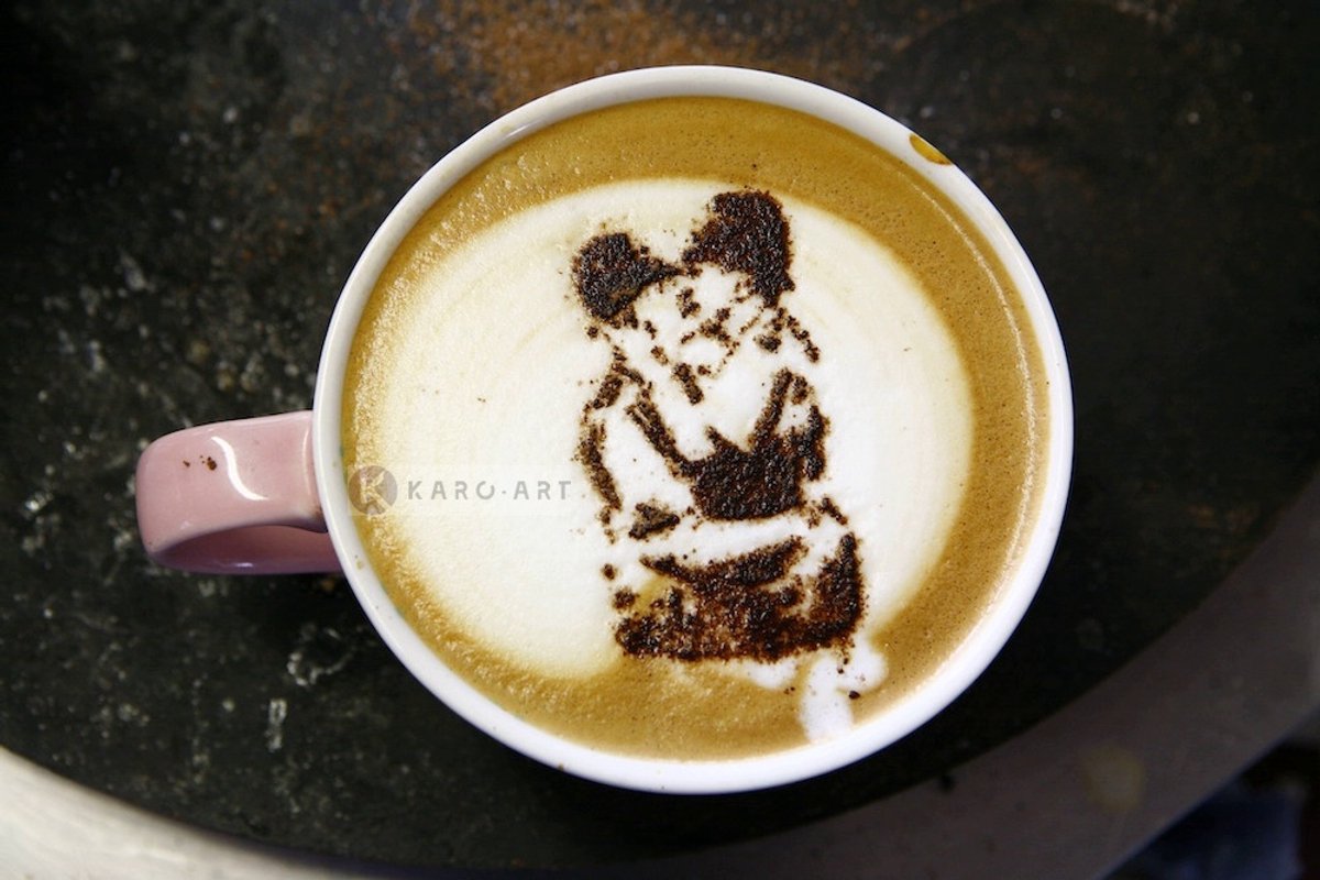 karo-art Schilderij - Banksy, Kussende agenten, Latte Art , Beige bruin , 3 maten , Wanddecoratie Multikleur
