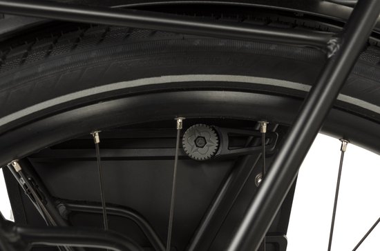 Detail van het wiel van een fiets met een zwarte AGU fietstas en montageonderdelen.