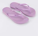 Lila Ipanema teenslippers met een subtiel patroon op de zool en bandjes.