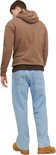Man in een lichtblauwe jeans en bruine hoodie, gezien vanaf de achterkant.