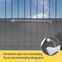 Detail van donkergrijs balkondoek met versterkte oogjes en touwbevestiging. "Versterkte ogen voor bevestiging. Touw voor bevestiging inbegrepen".