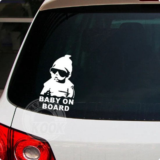 Witte 'Baby On Board'-sticker met een baby in zonnebril en muts, geplakt op de achterruit van een auto.