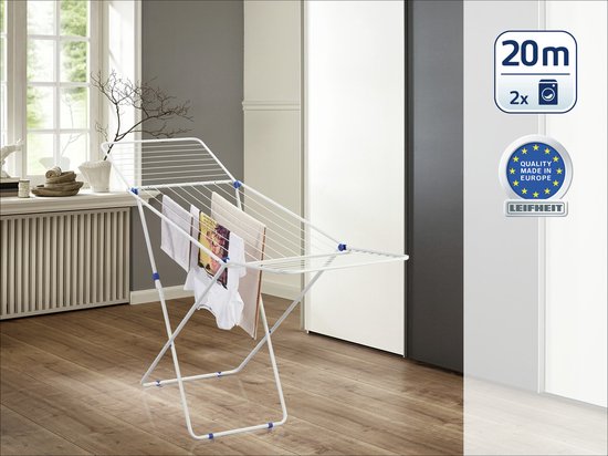 Wit Leifheit Classic 200 Easy droogrek met blauwe accenten, met wasgoed, in een kamer met houten vloer.
