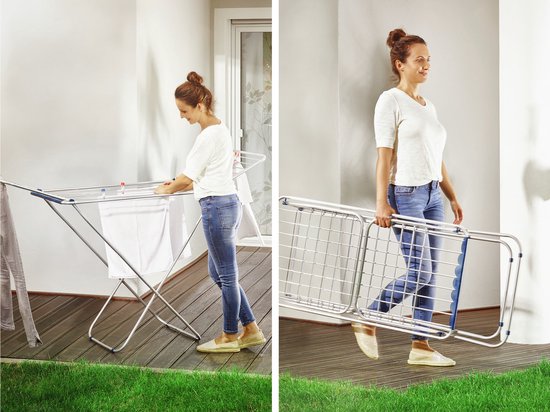 Vrouw doet de was op een zilverkleurig droogrek met blauwe accenten; dezelfde vrouw draagt het rek.