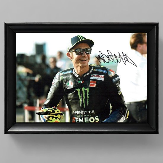 Valentino Rossi Ingelijste Handtekening – 15 x 10cm In Klassiek Zwart Frame – Gedrukte handtekening – Vale, Rossifumi, The Doctor, The Goat - Motorcoureur - MotoGP