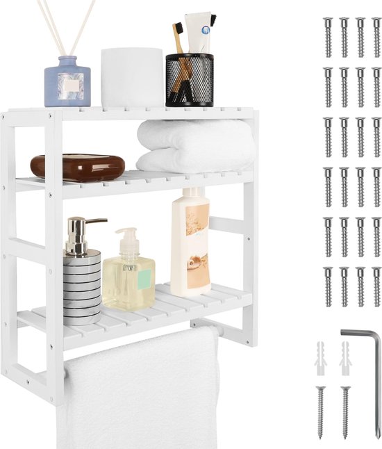 Witte houten badkamerplank met 3 niveaus, met toiletartikelen en handdoeken.