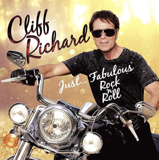 Cliff Richard zit op een motorfiets met op zijn shirt 'Fabulous Rock 'n' Roll'.