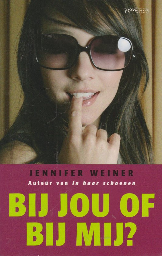 Boekomslag met 'Bij jou of bij mij?' en 'Jennifer Weiner' in grote letters. Een vrouw met zonnebril en bruin haar kijkt naar de camera.