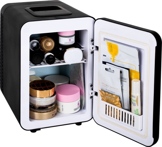 Zwarte mini koelkast, open, met cosmetica en huidverzorgingsproducten op de planken.