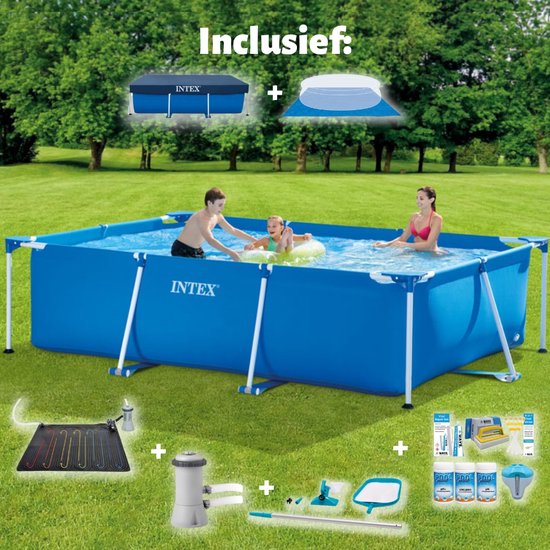 Une famille de trois personnes, dont deux enfants, nage dans une grande piscine Intex rectangulaire bleue.