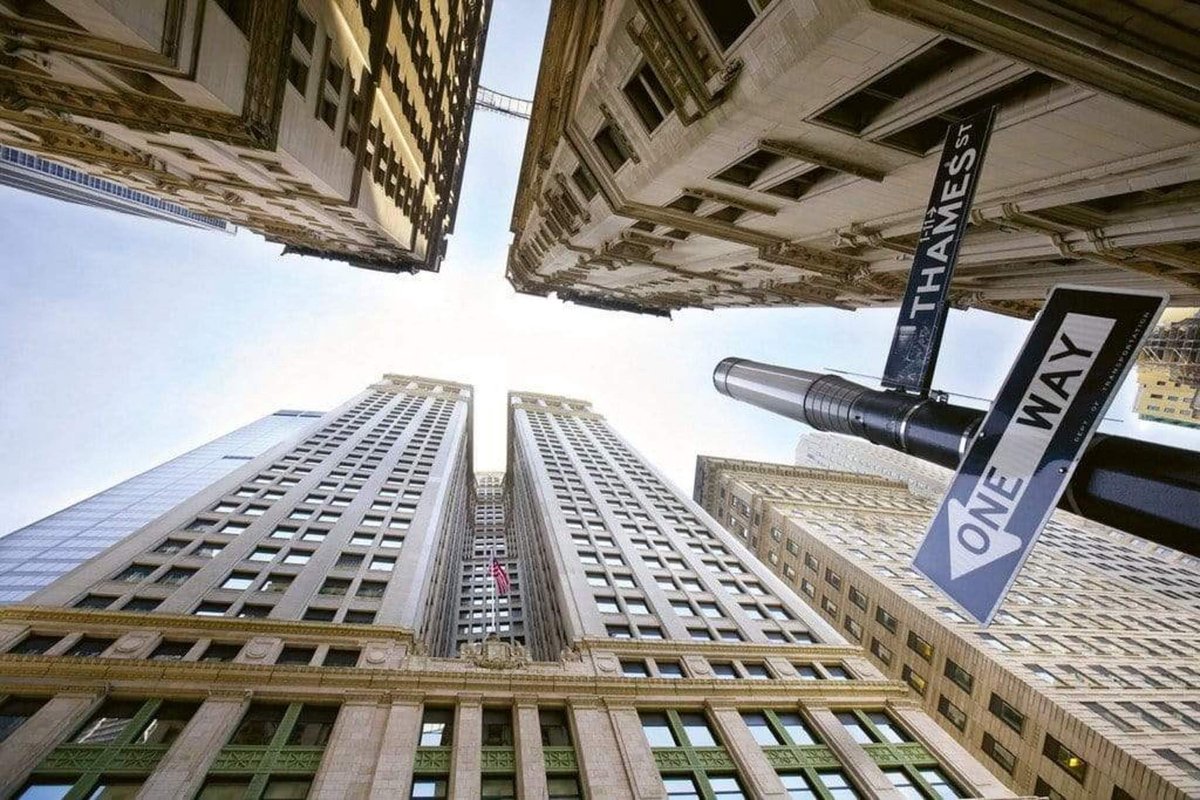 Fotobehang - Broadway Skyscraper 375x250cm - Vliesbehang