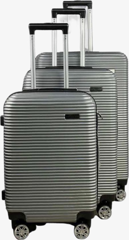 Set van drie zilverkleurige koffers met horizontale ribbels en zwarte handvatten en wielen.