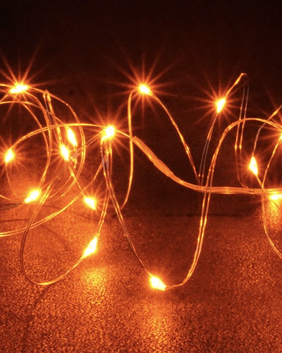 Oranje Glow String Lights by Aira - Draadverlichting lichtsnoer met 20 LED lampjes op batterij 200cm - Lampensnoer kerstverlichting - Fairy Lights - DIY kostuum kleding carnavals verlichting - sfeer batterijverlichting slinger - feest partylights