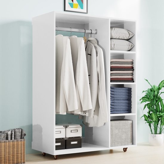 Witte kledingkast met hanggedeelte, legplanken met opgevouwen kleding en kasten op de bodem. Wielen aan de onderkant.