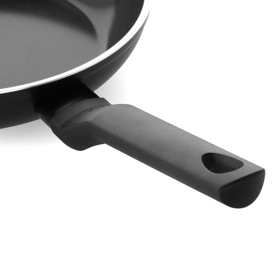 Gedetailleerde opname van de zwarte, ergonomische greep van een koekenpan.
