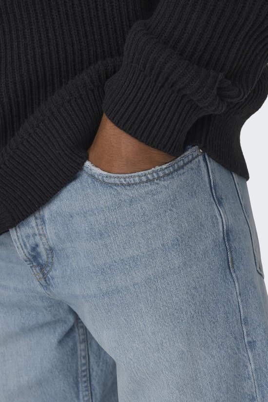 Close-up van een man die zijn hand in de zak van een lichtblauwe jeans steekt.