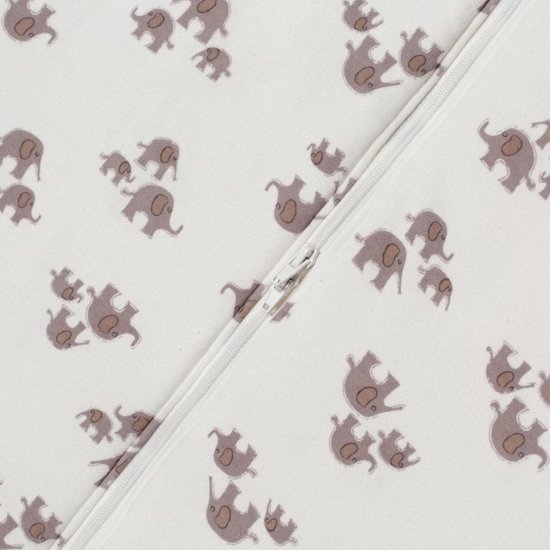 Detail van een witte babyslaapzak met grijze olifantenprint en ritssluiting.