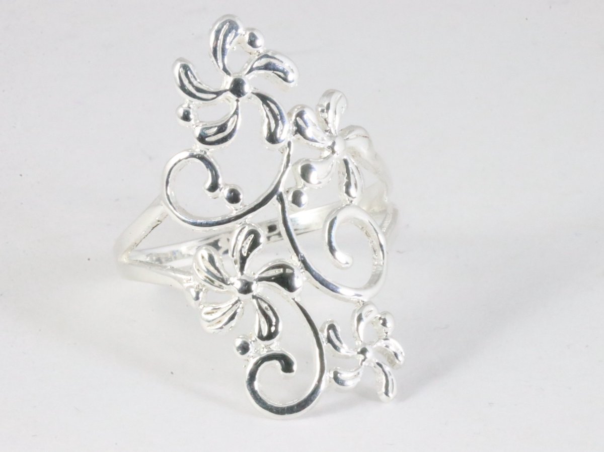 Fijne langwerpige zilveren ring met bloemen - maat 21