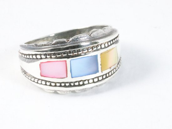 Bewerkte zilveren ring met veelkleurige schelp - maat 16.5