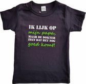 Zwart baby t-shirt met "Ik lijk op mijn papa, maar de dokter zegt dat het nog goed komt!" - maat 80 - vaderdag, cadeautje, kraamcadeau, grappig, geschenk, baby, tekst
