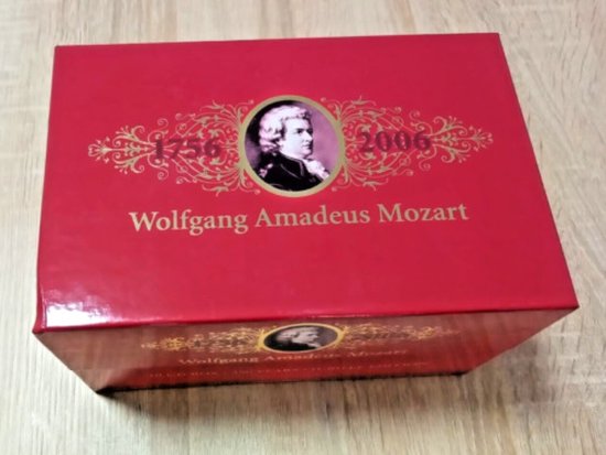 Een rode jubileum box van Wolfgang Amadeus Mozart, met een portret van hem en de jaartallen 1756-2006.