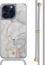 Casimoda® hoesje met grijs koord - Geschikt voor iPhone 15 Pro Max - Marmer Grijs - Afneembaar koord - TPU/polycarbonaat - Grijs