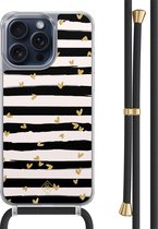 Casimoda® hoesje met zwart koord - Geschikt voor iPhone 15 Pro Max - Hart Streepjes - Afneembaar koord - TPU/polycarbonaat - Zwart