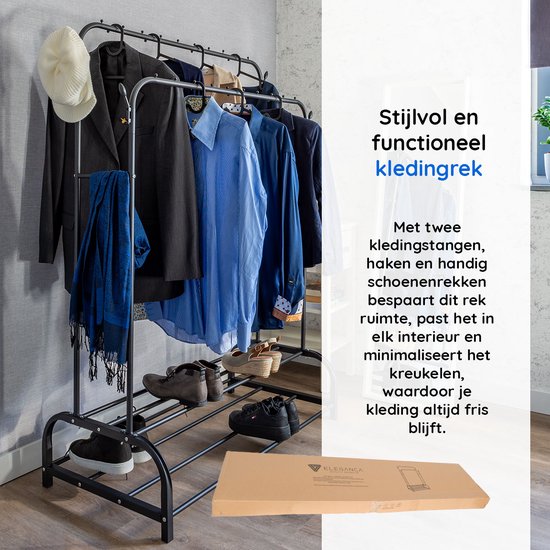 Zwart kledingrek met kleding, schoenen, hoed en tas. Het rek heeft twee kledingstangen en schoenenplanken.