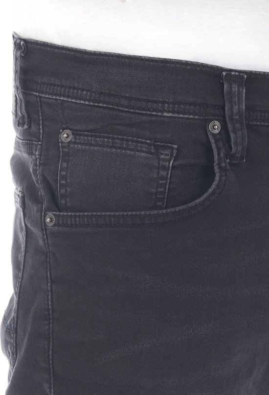 Sluiting en zakken van een grijze denim short.