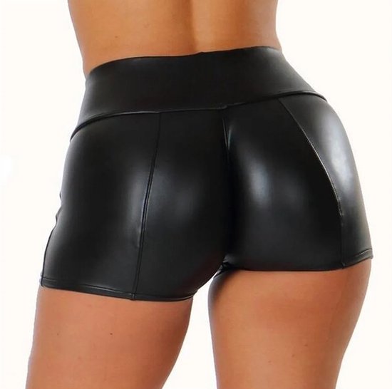 Zwarte, nauwsluitende leren shorts met hoge taille, van de zijkant achter gezien.