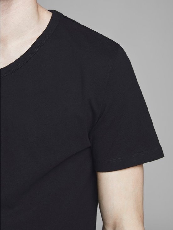 Close-up van de schouder en halslijn van een zwart T-shirt.
