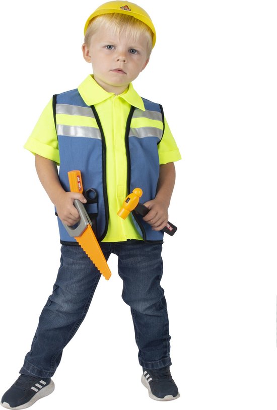 Jongen in bouwvakker kostuum met geel shirt, blauw vest, harde hoed, spijkerbroek en speelgoedgereedschap.