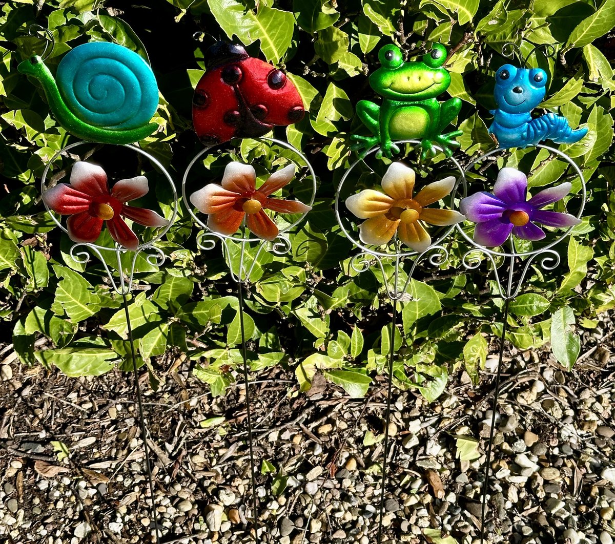 Impuls Metalen deco tuinstekers met windmolen slak lieveheersbeestje kikker insect- Set van 4 stuks kleuren hoogte 61 x dia 10.5 x 3.8 cm Tuinaccessoires Tuindecoratie Tuinstekers