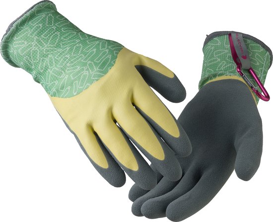 Een paar groene tuinhandschoenen met geel manchet en een roze clip aan de rand.