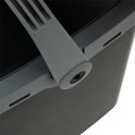 Gedetailleerde weergave van de grijze inklapbare handgreep van een Travellife koelbox.