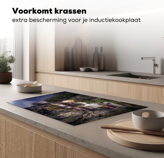 KitchenYeah® Inductie beschermer 80.2x52.2 cm - Boeddhistische tempel op berg in Bhutan - Kookplaataccessoires - Afdekplaat voor kookplaat - Inductiebeschermer - Inductiemat - Inductieplaat mat