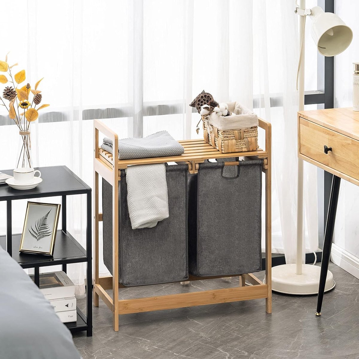 Goedkoopste Wasmand van bamboeframe met planken, wasverzamelaar met 2 uittrekbare waszakken voor slaapkamer, badkamer of bijkeuken, 73 x 64 x 33 cm, grijs