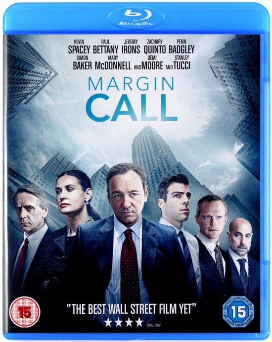 De cast van "Margin Call" staat voor een stadsgezicht met hoge gebouwen.