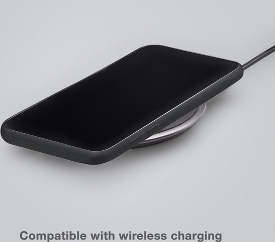 Coque de téléphone noire sur un chargeur sans fil, 'Compatible with wireless charging'.