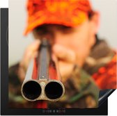 KitchenYeah® Inductie beschermer 78x78 cm - Een close-up van een jager die zijn geweer op de camera richt - Kookplaataccessoires - Afdekplaat voor kookplaat - Inductiebeschermer - Inductiemat - Inductieplaat mat