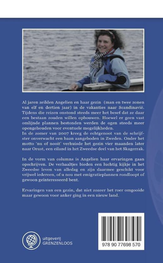 Vrouw met sjaal en blauwe jas, zittend bij water.