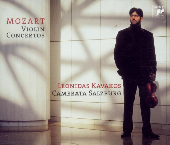 Leonidas Kavakos, met viool, staand voor een pilaar, met de tekst Mozart Vioolconcertos.