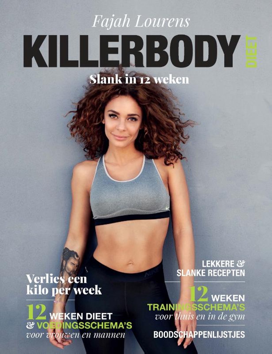 Fajah Lourens in sportkleding, met krullend haar, staand en lachend. Ze draagt een grijze sportbeha en zwarte sportbroek. Naast haar staan tekstblokken die informeren over het 'Killerbody Dieet'.