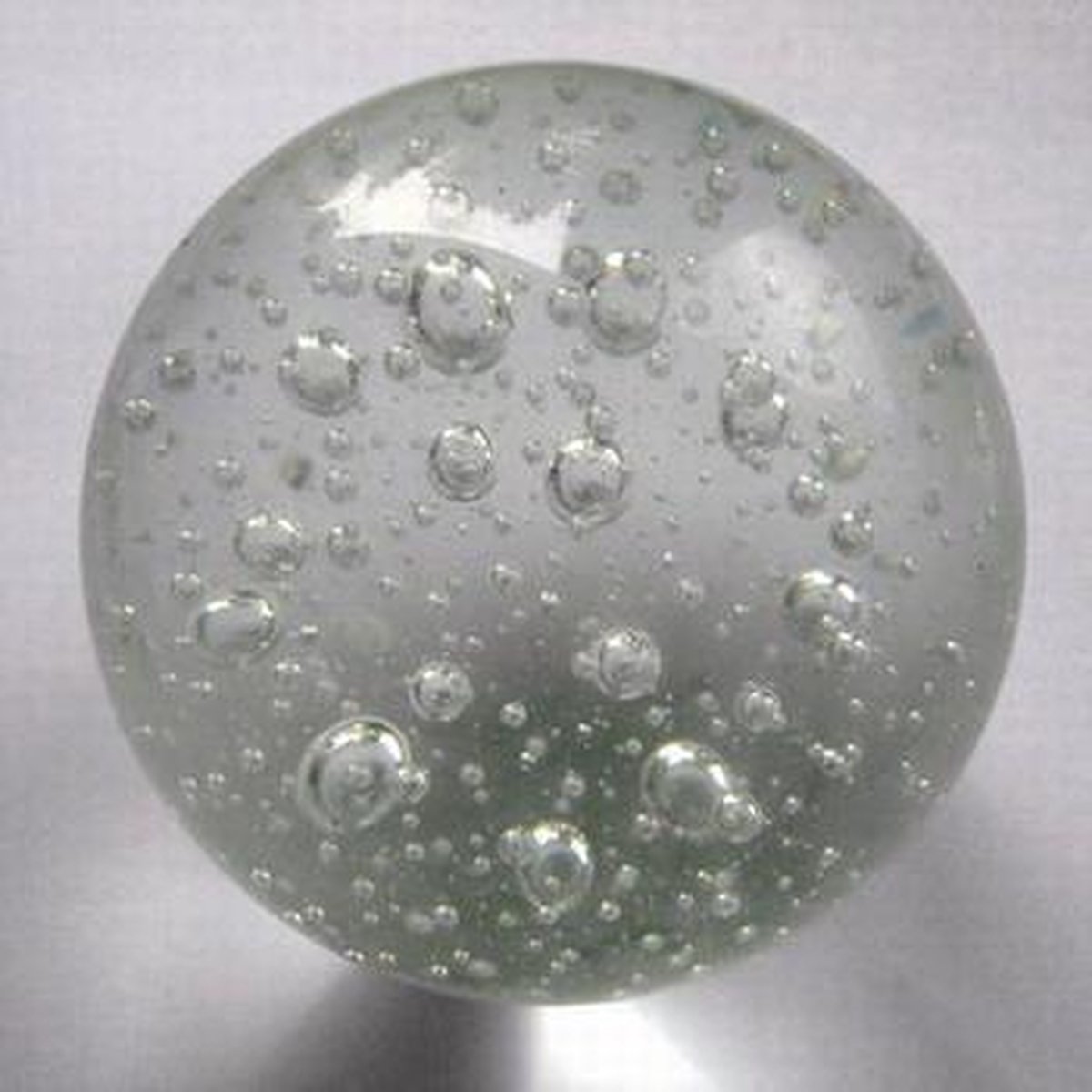 verwijzen Romanschrijver schoorsteen Glazen bol met luchtbellen - kristalglas, 10cm | bol.com