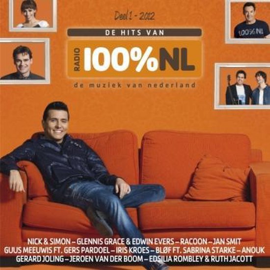 Een albumcover met de titel "Radio 100% NL De Hits van 2012 Deel 1". Een man zit op een oranje bank.