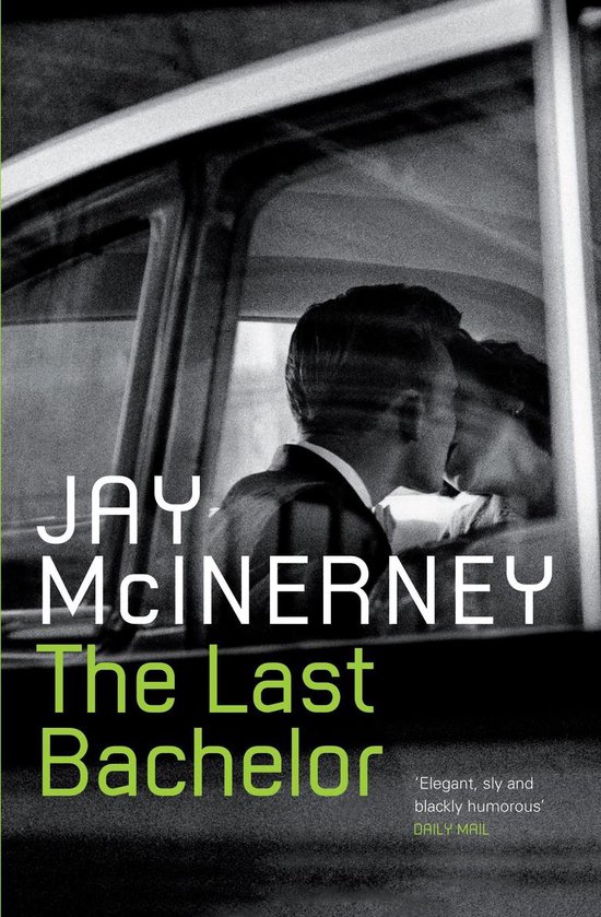 Boekcover 'The Last Bachelor' van Jay McInerney met een zwart-witfoto van een man in een pak in een auto.