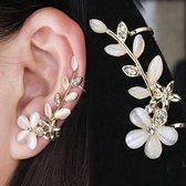 Fashionidea - Mooie goudkleurige oorclip links model met sierlijke strass steentjes