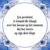 Tegeltje met Spreuk (Tegeltjeswijsheid): Een pessimist is iemand die klaagt over het lawaai op het moment, dat het succes op zijn deur klopt + Kado verpakking & Plakhanger