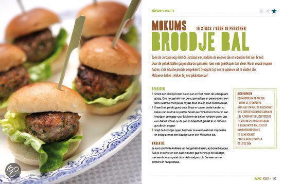 Mini hamburgers met gehaktbal op een broodje met sla, gegarneerd met een prikker. Met recept.